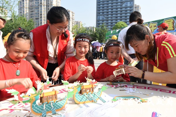 6月4日，南谯区发能社区，志愿者和孩子们一起制作端午龙舟模型。DSC_7826.JPG