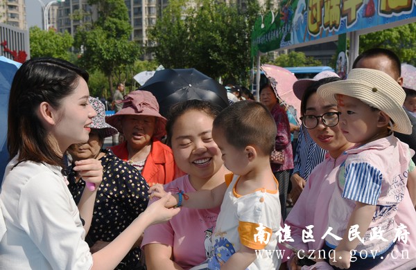 6月4日，南谯区发能社区，一名社区志愿者为孩子们系五色丝线。DSC_7990.JPG