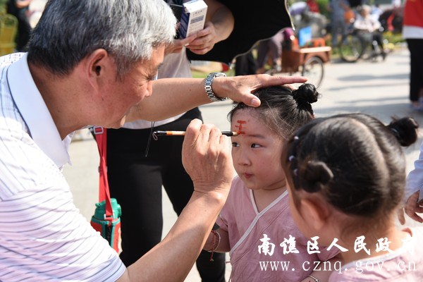 6月4日，南谯区发能社区，一位老人为孩子们涂雄黄。DSC_7848.JPG