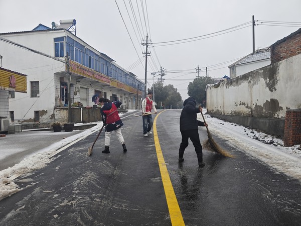 2024年2月4日，乌衣镇汪郢村组织志愿者清理易滑路段积雪.jpg